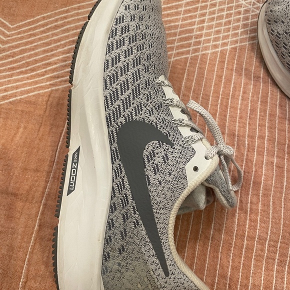 Women’s Nike Tennis Shoes Size 7 - Picture 5 of 12